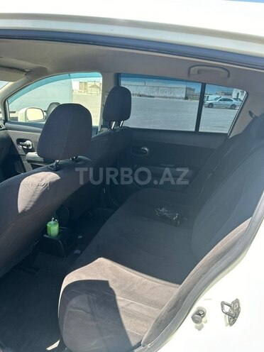 Nissan Tiida-4