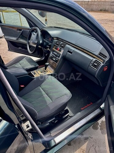 Mercedes E 240-11