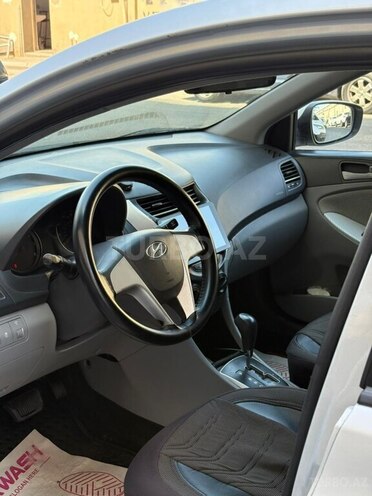 Hyundai Accent-10