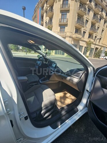Hyundai Elantra-6