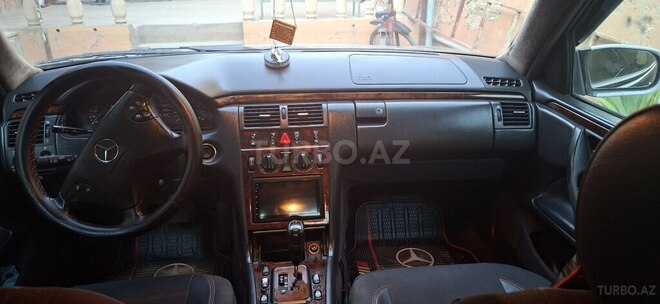 Mercedes E 240-3