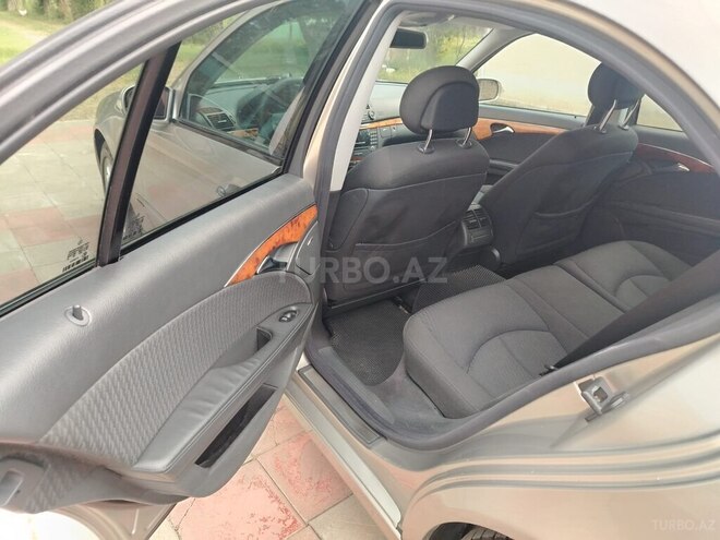 Mercedes E 240-11