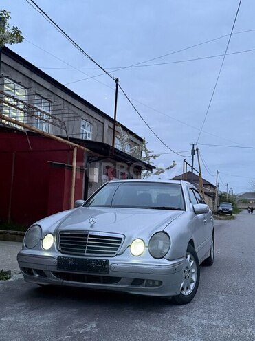 Mercedes E 220-1