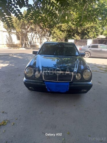 Mercedes E 240-1