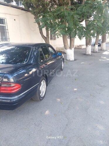 Mercedes E 240-4