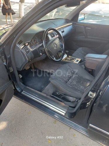 Mercedes E 240-11