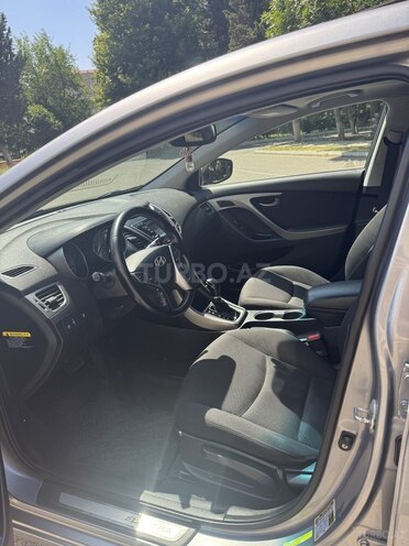 Hyundai Elantra-12