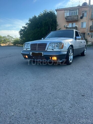 Mercedes 220 E-1