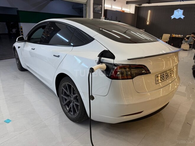 Tesla Model 3-4