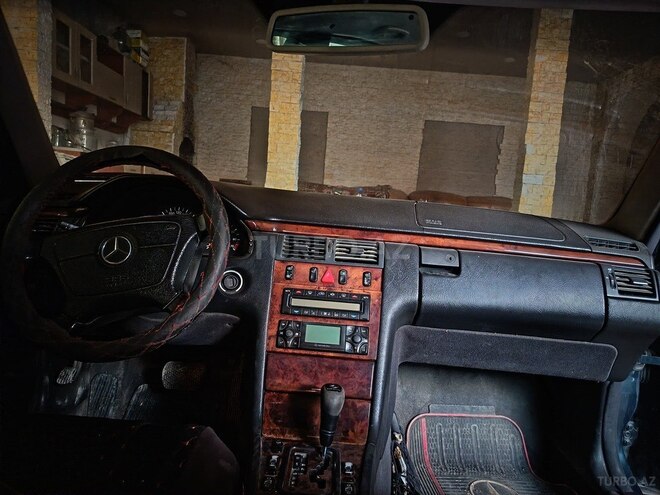 Mercedes E 240-5