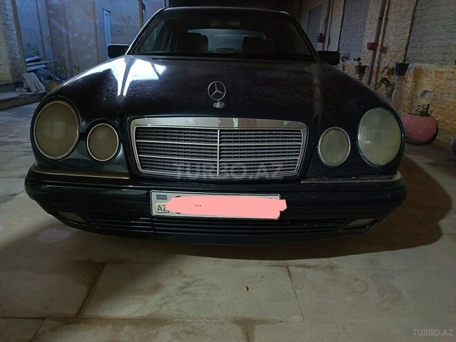 Mercedes E 240-1
