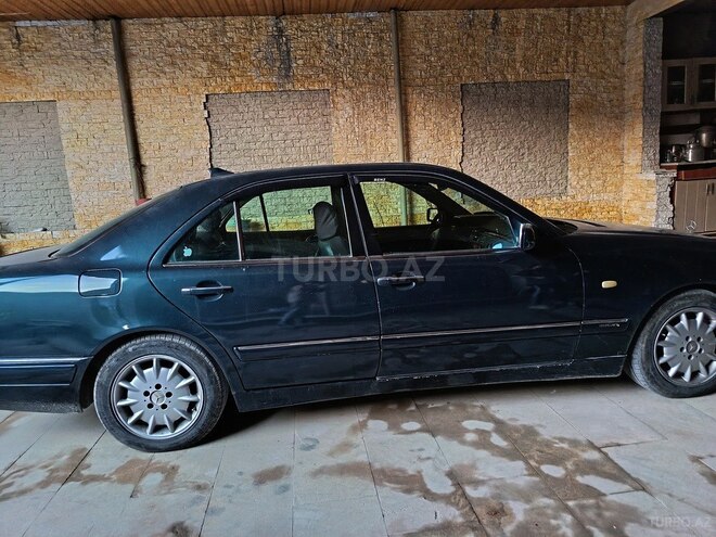 Mercedes E 240-4