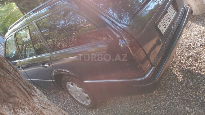 Mercedes E 250-11