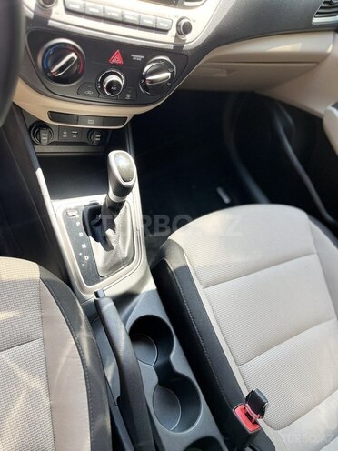 Hyundai Accent-9