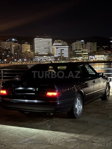 Mercedes E 230-5