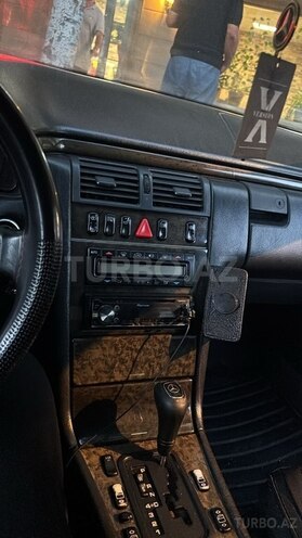 Mercedes E 230-11