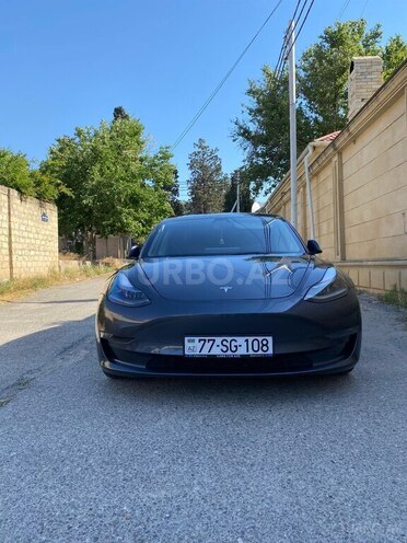 Tesla Model 3-1
