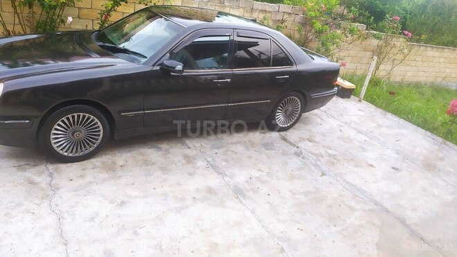 Mercedes E 220-11