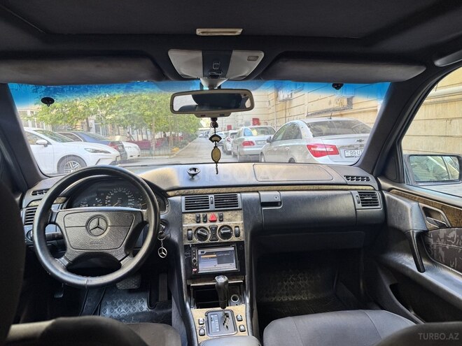 Mercedes E 230-7
