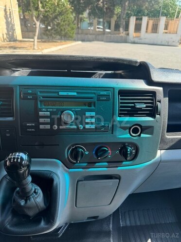 Ford Transit-13