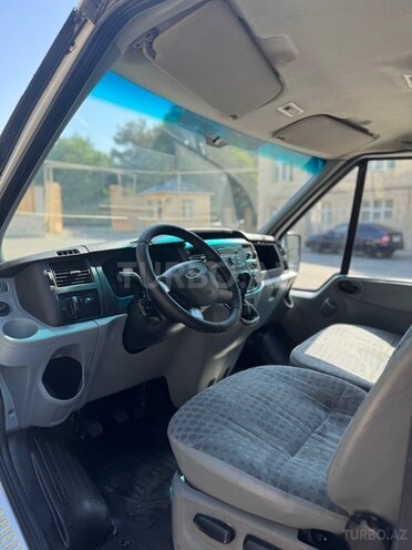 Ford Transit-11