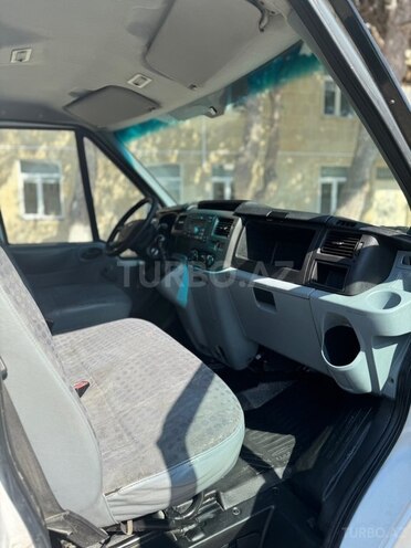 Ford Transit-12