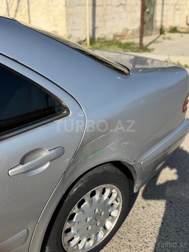 Mercedes E 200-11