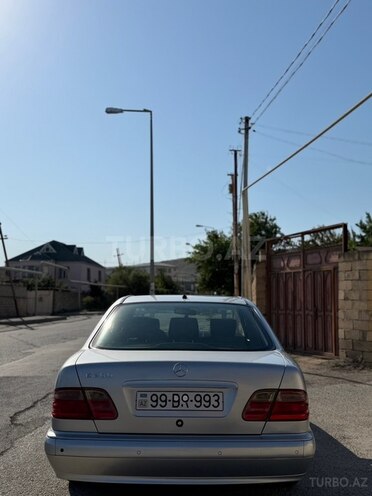 Mercedes E 200-10