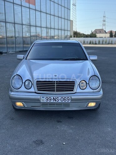 Mercedes E 240-1