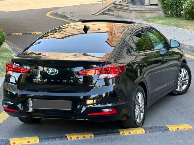 Hyundai Elantra-11