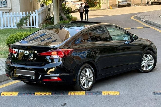 Hyundai Elantra-12