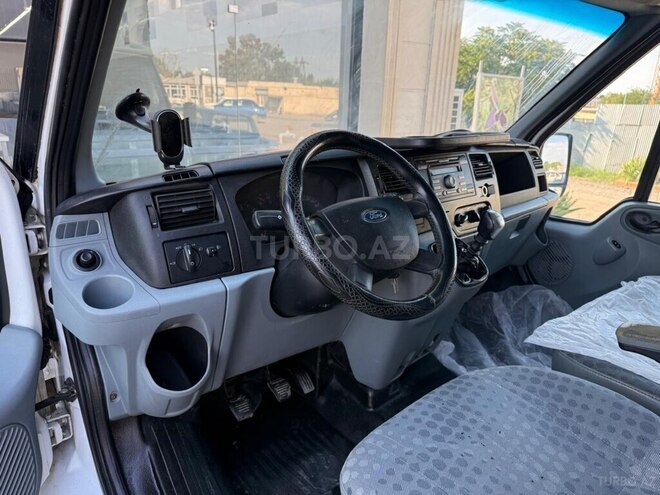Ford Transit-9
