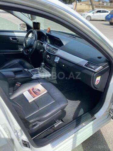 Mercedes E 220-11