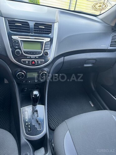 Hyundai Accent-10