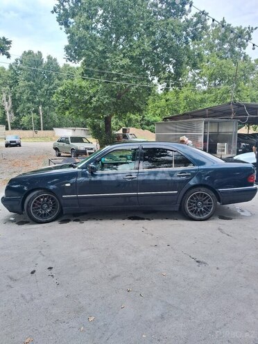 Mercedes E 230-4