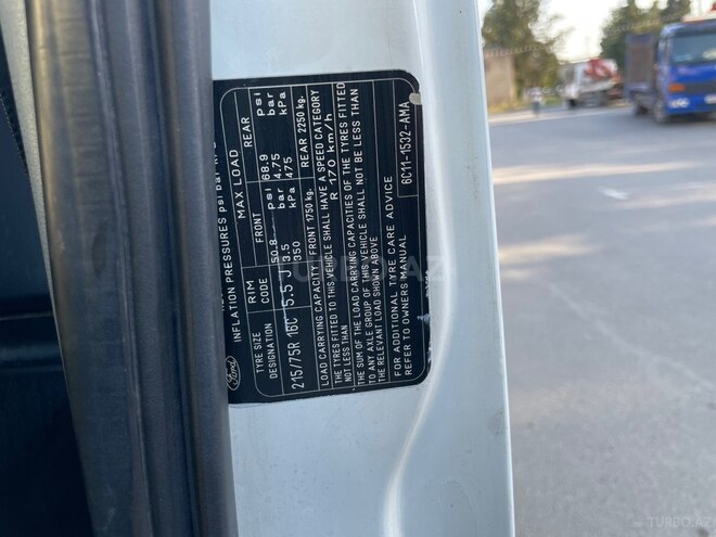Ford Transit-12