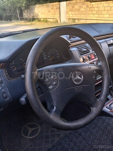 Mercedes E 240-3