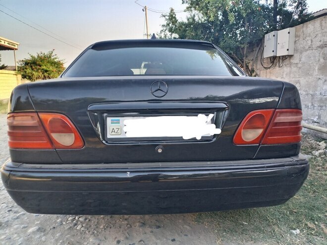Mercedes E 240-2
