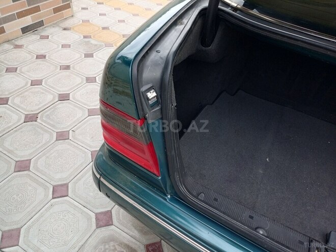 Mercedes E 240-11