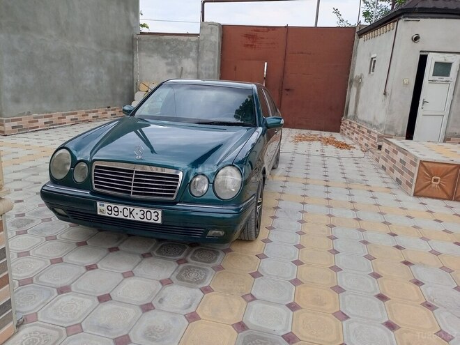 Mercedes E 240-1