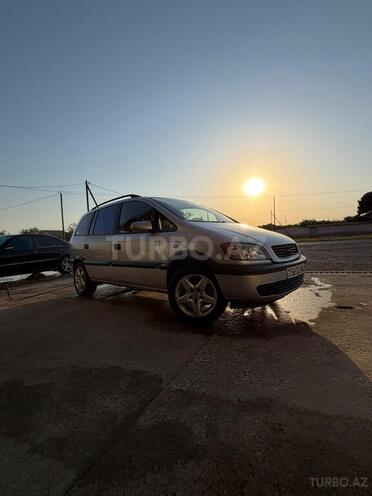 Opel Zafira-8