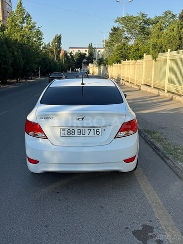 Hyundai Accent-2