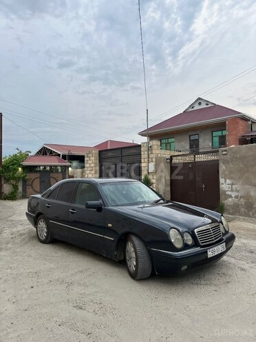 Mercedes E 220-11
