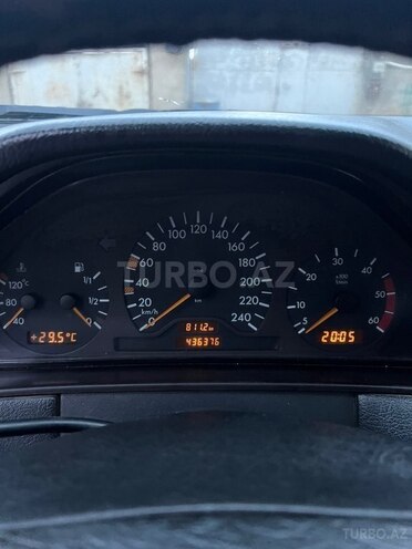 Mercedes E 220-12