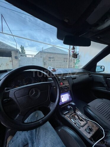 Mercedes E 220-13