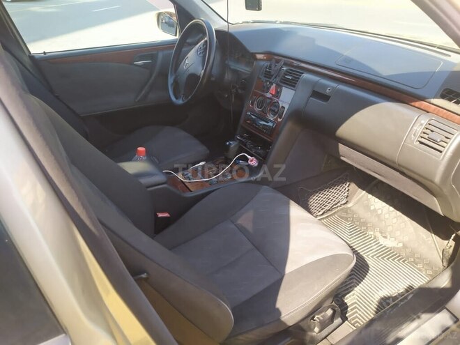Mercedes E 270-4