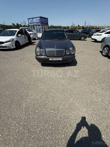 Mercedes E 240-1