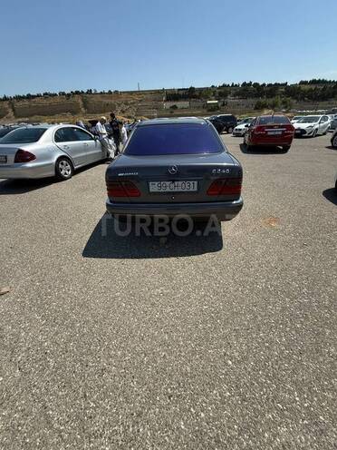 Mercedes E 240-2
