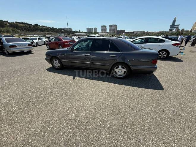Mercedes E 240-4