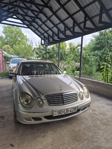 Mercedes E 240-1